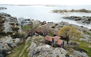 Fågelperspektiv över Bullerö med Hemviken i bakgrunden, Foto: Länsstyrelsen i Stockholms län